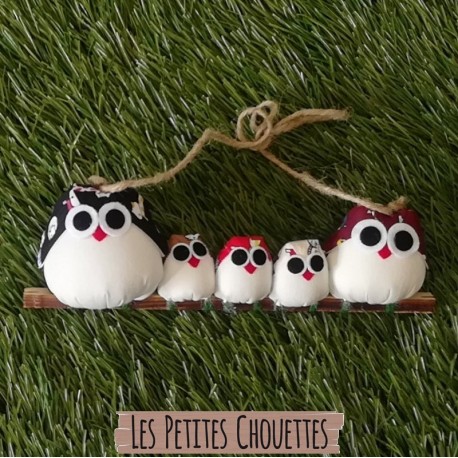 chouettes oiseaux en tissu posés sur une branche d'arbre